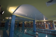 натяжной потолок в бассейне фитнес клубе 5